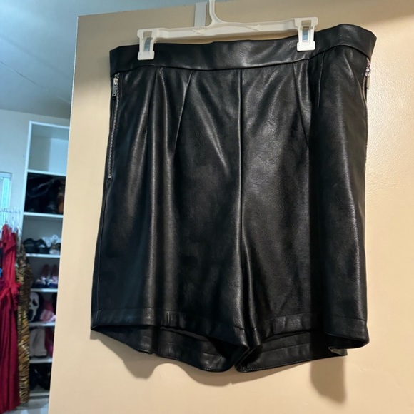 NWT 2xl  vegan Faux leather shorts - Picture 1 of 3